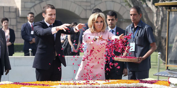 En Inde, Brigitte Macron rend des enfants handicapés dans un orphelinat (photo)