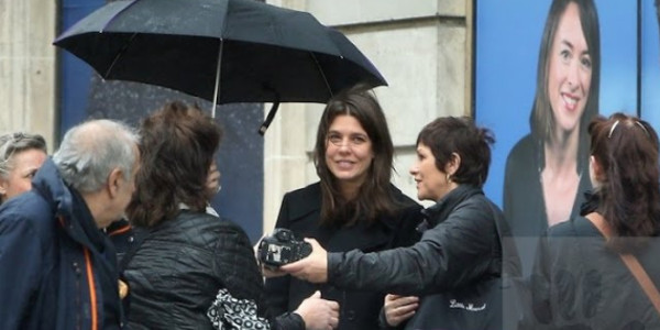 Charlotte Casiraghi « une séance selfie » devant Europe 1 (photo)