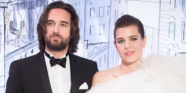 Charlotte Casiraghi, une jolie bague pour confirmer ses fiançailles (photo)