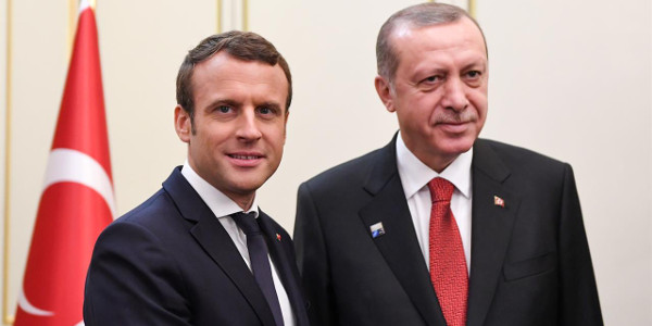 Emmanuel Macron, pourquoi portait-t-il des lacets rouges pour la visite d' Erdogan ?