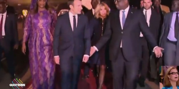 Emmanuel Macron crée le malaise en tenant la main de Macky Sall (vidéo)