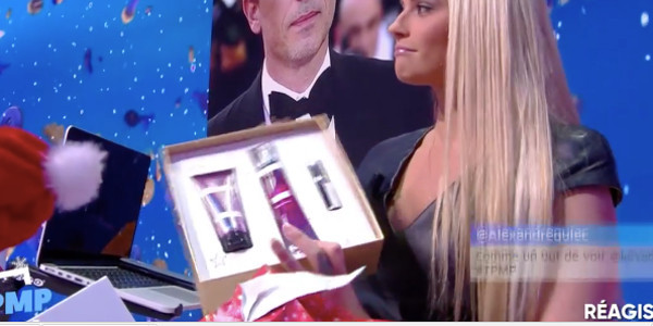 Gad Elma­leh sous le charme Kelly Vedo­velli. Il lui offre un cadeau