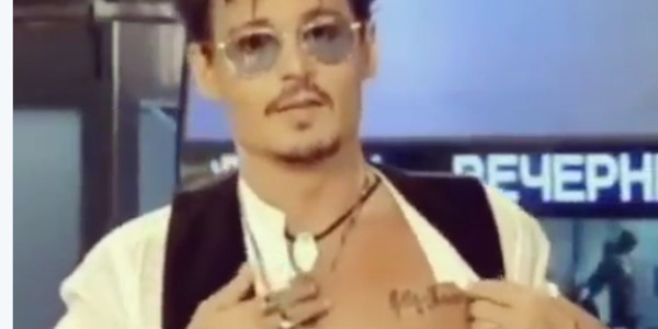 Johnny Depp dévoile un tendre tatouage en hommage à sa fille (vidéo)