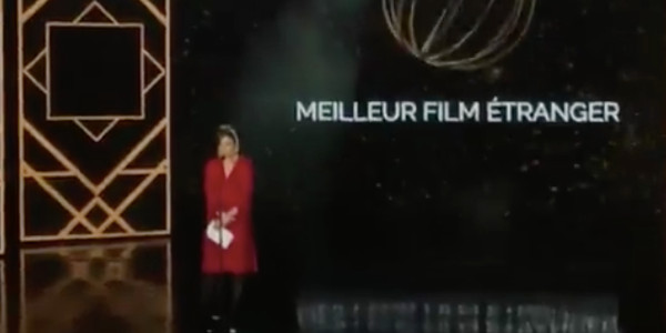 Julie Gayet remet un prix aux Globes de Cristal (vidéo)