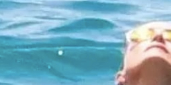 Laeticia Hallyday pète le feu avec de l'Aquabike (vidéo)