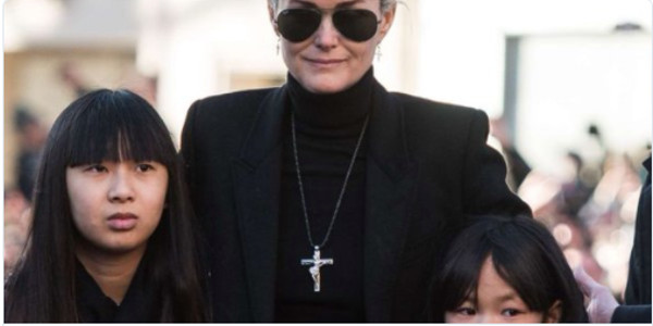 Laeticia Hallyday, « sa croix en argent », un discret clin d'oeil à Johnny