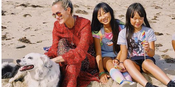 Laetitia Hallyday tout sourire avec Jade et Joy à la plage (PHOTO)