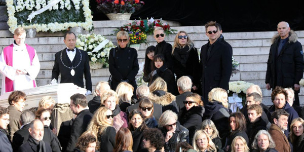 Pourquoi Laura Smet et David Hallyday n'étaient pas assis à côté de Laeticia ?