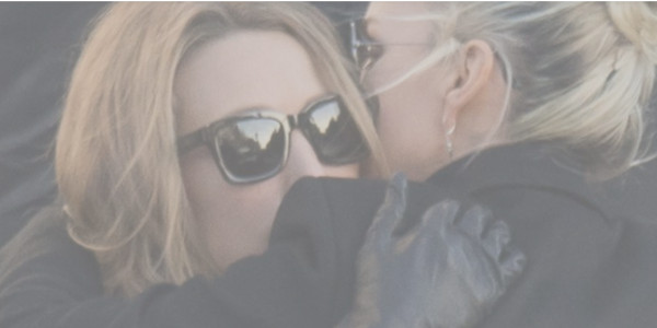 Laura Smet et David Hallyday épaulent Laeticia, qui a craqué aux obséques (vidéo)