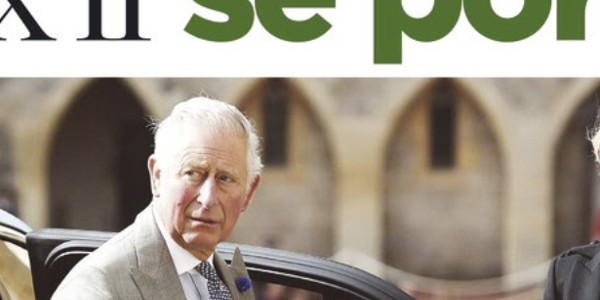 Le prince Charles déjà un roi, un préposé au dentifrice lui prépare sa brosse