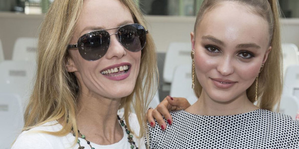 Lily-Rose Depp et Vanessa Paradis super complices à Paris, une vidéo dévoilée