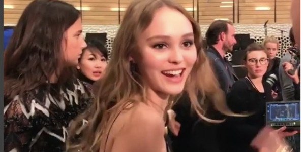 Lily-Rose Depp s'affiche sans Vanessa Paradis à Hambourg pour la soirée Chanel (photo)