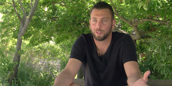 Raphaël de Mariés au premier regard révèle qu'il est atteint d'une maladie dégénérative