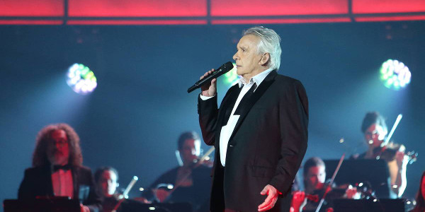 Michel Sardou en larmes pour l'ultime concert de sa tournée d'adieu (vidéo)