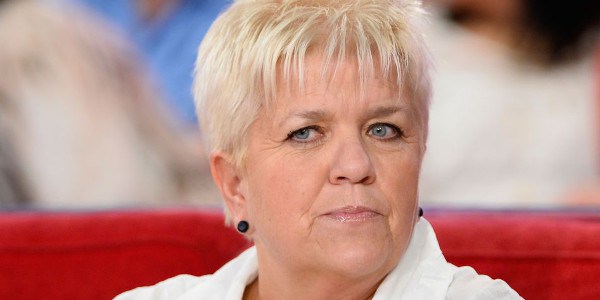 Mimie Mathy opérée du dos « Je m'aide un peu avec une canne »