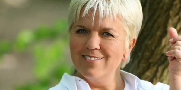 Mimie Mathy « pleure son compagnon » selon France Dimanche