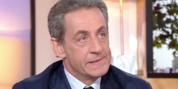 Nicolas Sarkozy a failli dormir sur une chaise lors de sa garde à vue