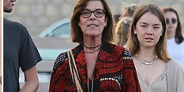 Caroline de Monaco entourée de son clan pour des vacances à St Tropez (photos)