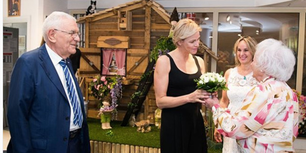 Charlène de Monaco « à la maison de retraite », avant des vacances au pacifique (photo)