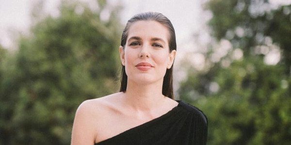 Charlotte Casiraghi présente Les aimants. Nouvelle photo