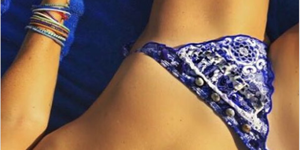 Estelle Lefébure provoque avec une photo de sa petite culotte