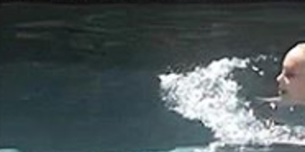 La fille de Vanessa Paradis s'éclate dans la piscine de sa mère à L.A (photo)