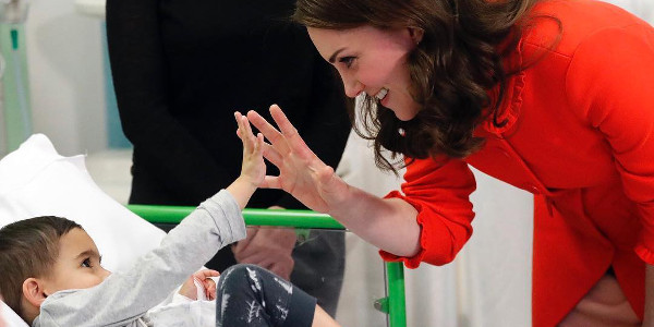 Kate Middleton : pourquoi ne portait-elle pas sa bague de fiançailles ? (photo)