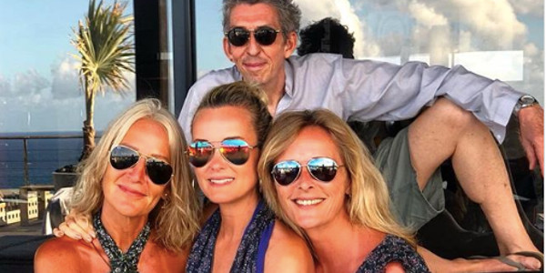 Laeticia Hallyday s'affiche tout sourire sur Instagram avec sa bande (photo)