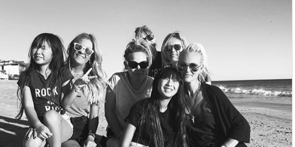 Laeticia Hallyday retrouve goût à la vie avec ses filles à la plage (photo)