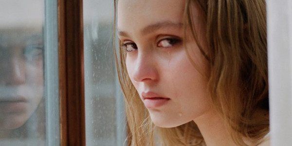 Lily-Rose Depp en larmes et au lit pour un nouveau shooting (photos)