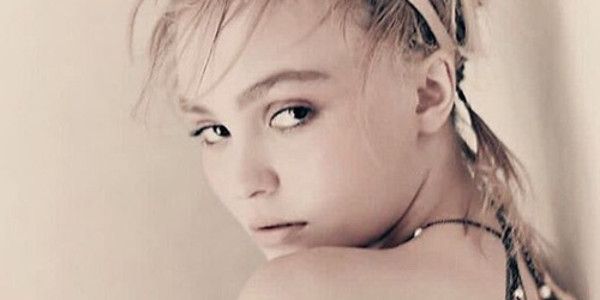 Lily-Rose Depp provoque en s'affichant topless en Une de Vogue (photo)