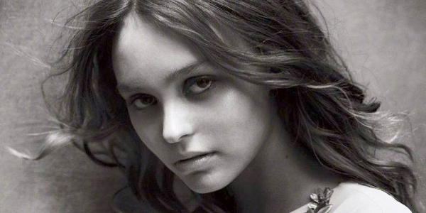 La fille de Vanessa Paradis provoc' sans soutien gorge dans Vogue Japan