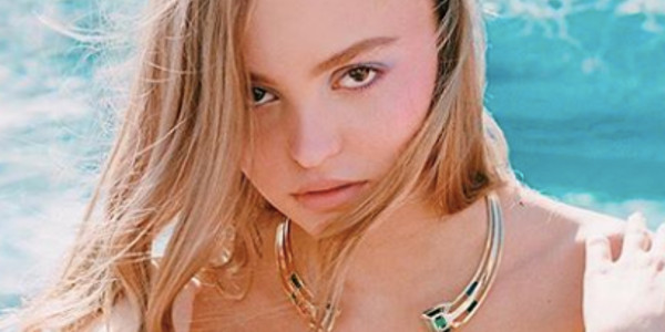 Lily-Rose Depp poitrine dénudée pour V Magazine, une pose suggestive qui fait jaser (photo)