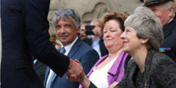 Theresa May, une drôle de courbette devant le prince William (photo)