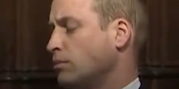 Epuisé, Prince William s'endort en pleine messe (vidéo)