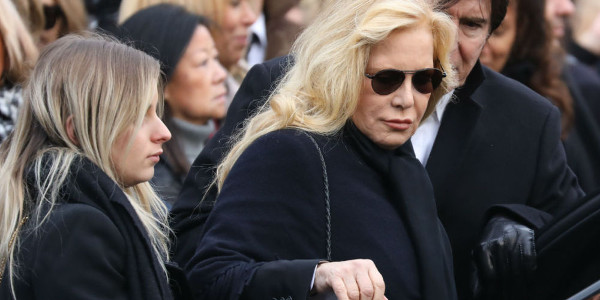 Sylvie Vartan « accepte très mal » la mort de Johnny- Elle est dévastée