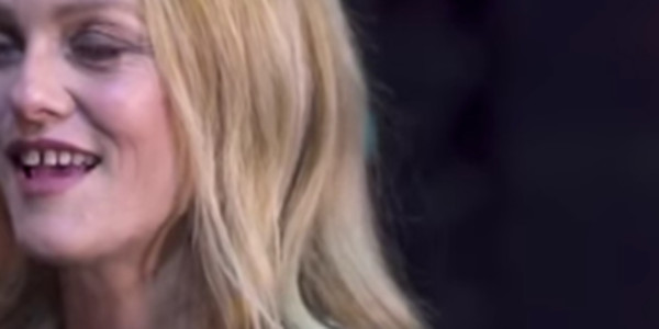 Vanessa Paradis, ce terrible complexe que la cigarette lui a permis de « guérir »
