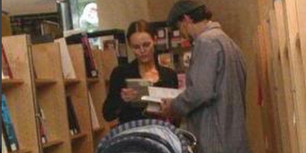 Quand Vanessa Paradis et Johnny Depp se cachent dans une bibliothèque à Paris (photo)