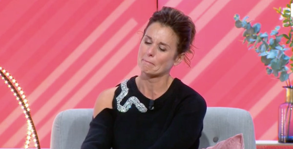 Faustine Bollaert émue aux larmes face au témoignage d'un jeune transgenre (vidéo)