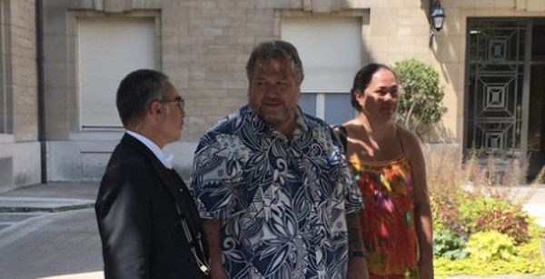 Moetai Brotherson fait son entrée à l'assemblée avec une tenue surprenante (photo)