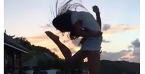 Jade Hallyday impressionne Laeticia avec un saut gracieux de danseuse (vidéo)
