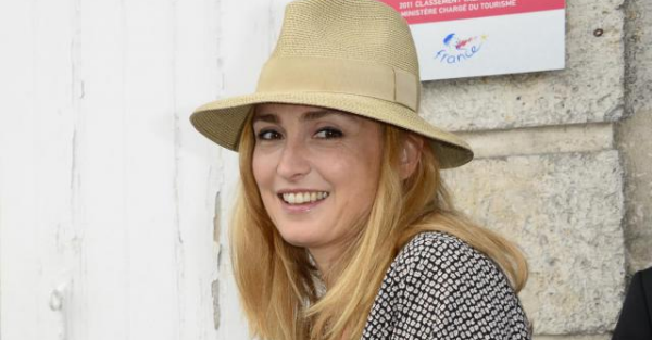Laetitia Casta laisse un rôle en or à Julie Gayet (photo)