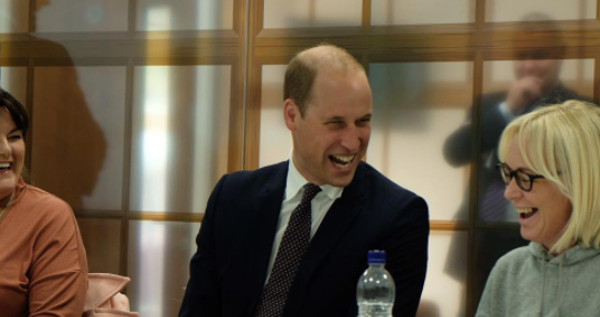 Le Prince William se moque de sa calvitie