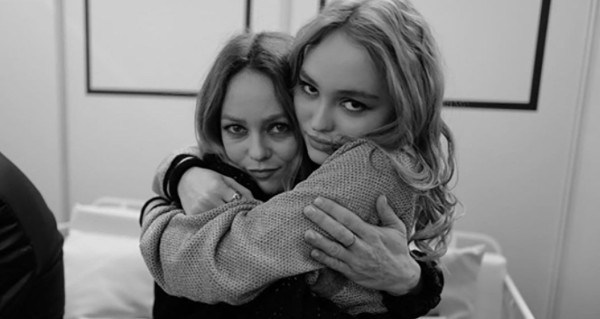 Lily-Rose Depp, une tendre déclaration à Vanessa Paradis pour la fête des mères
