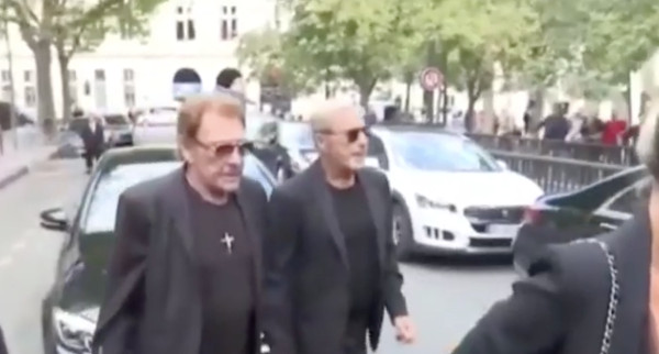 Johnny Hally­day « gêné » aux obsèques de Mireille Darc - Julien Cour­bet le comprend (vidéo)