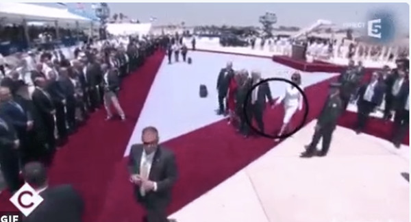 Donald Trump humilie son épouse, Melania en Arabie Saoudite (vidéo)