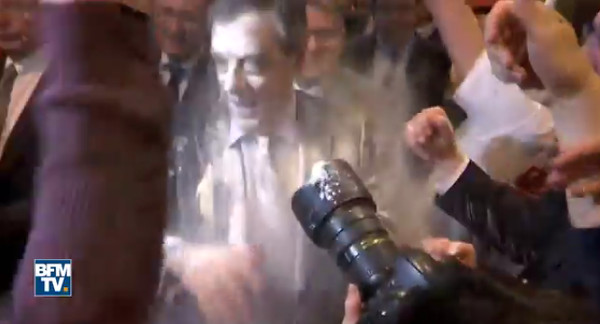 François Fillon enfariné avant son meeting à Strasbourg (vidéo)