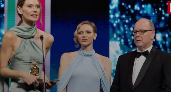 La robe de trop ? Charlène de Monaco imitée en plein gala !