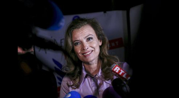 Valérie Trierweiler de retour à la lumière à Orléans (vidéo)