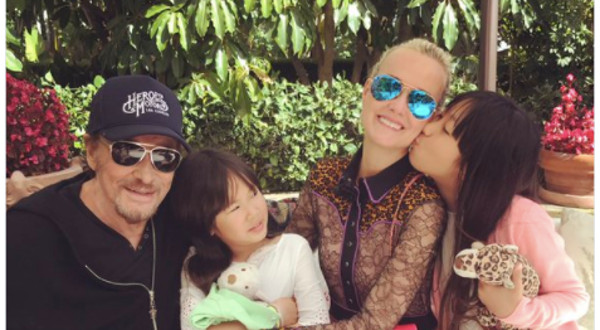 Johnny Hallyday s'affiche au top, entouré de Laeticia et de leurs filles (photo)